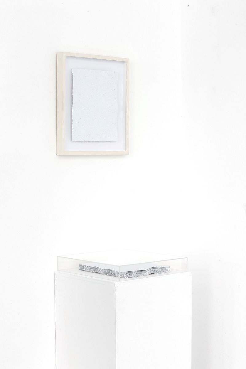 Balogh Viktória: Füzetek (2017, 34 db merített papír, 30 x 24 cm) Fotó: Balogh Viktória, Hybridart Galéria, Budapest, 2018, Tudások kiállítás