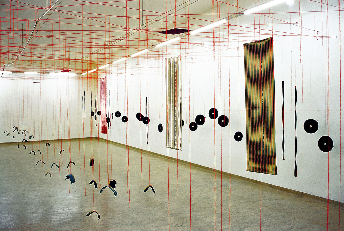 Emese Benczúr: My work from another view, where everything depends on a threads (1999) Bartók 32 Gallery, Photo: Miklós Sulyok