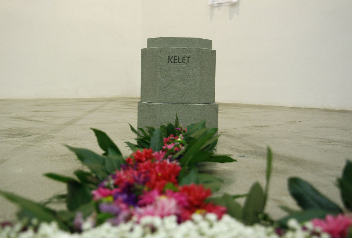 Kitti Gosztola - Oliver Horváth - Szilvi Németh (2017, Compass, cutted flowers, floral foam, styrofoam, grout, 350 x 40 x 350 cm) SKC Gallery, Rijeka (Croatia), photo: Dominik Grdić