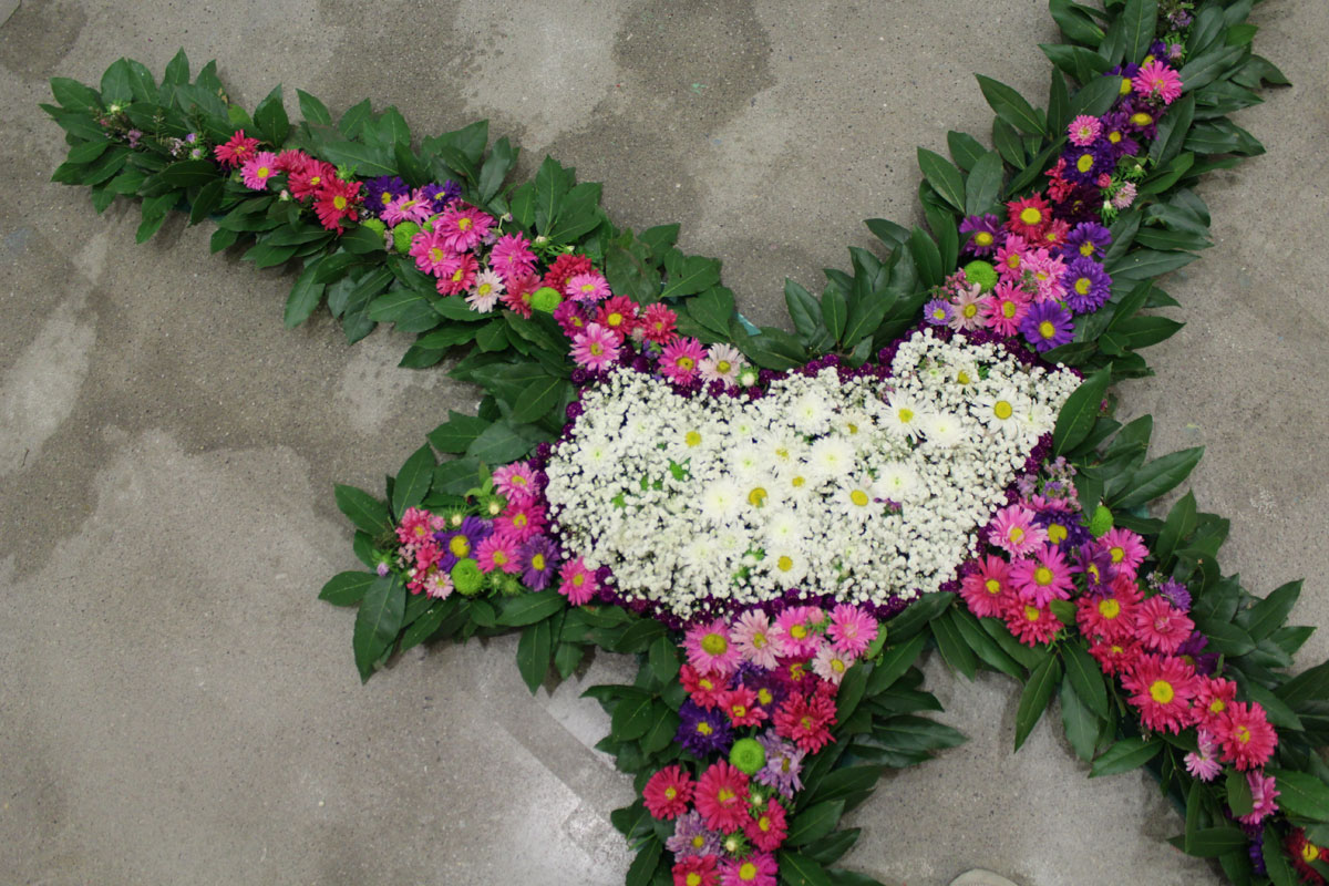 Kitti Gosztola - Oliver Horváth - Szilvi Németh (2017, Compass, cutted flowers, floral foam, styrofoam, grout, 350 x 40 x 350 cm) SKC Gallery, Rijeka (Croatia), photo: Dominik Grdić